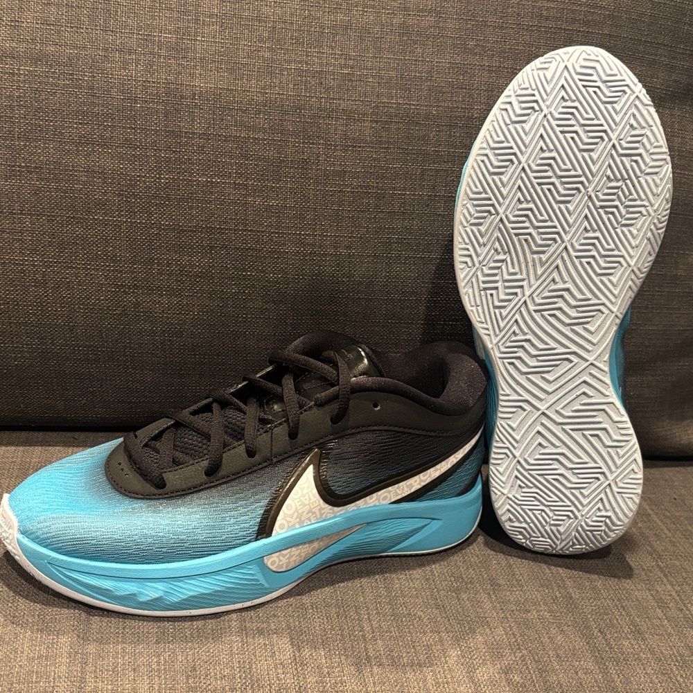 Nike Giannis Freak “Christmas” – Women’s US 6 / Men’s 4.5